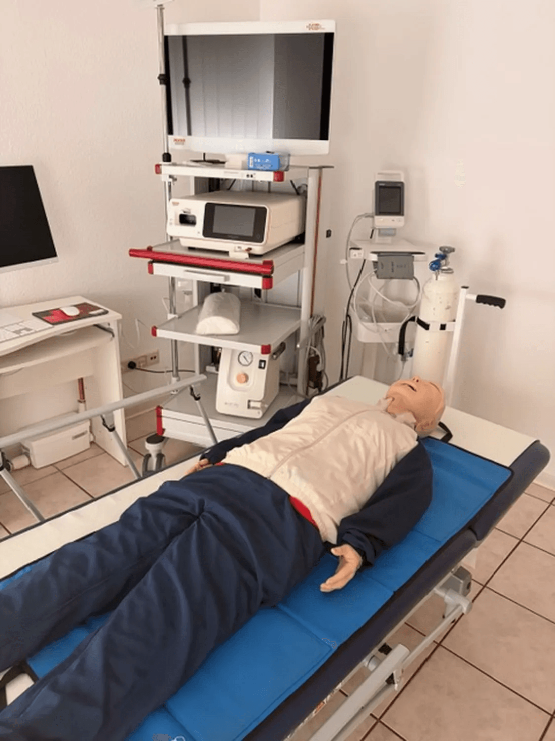 Klinischer Simulationsraum mit Monitorturm und Patientensimulator auf der Liege