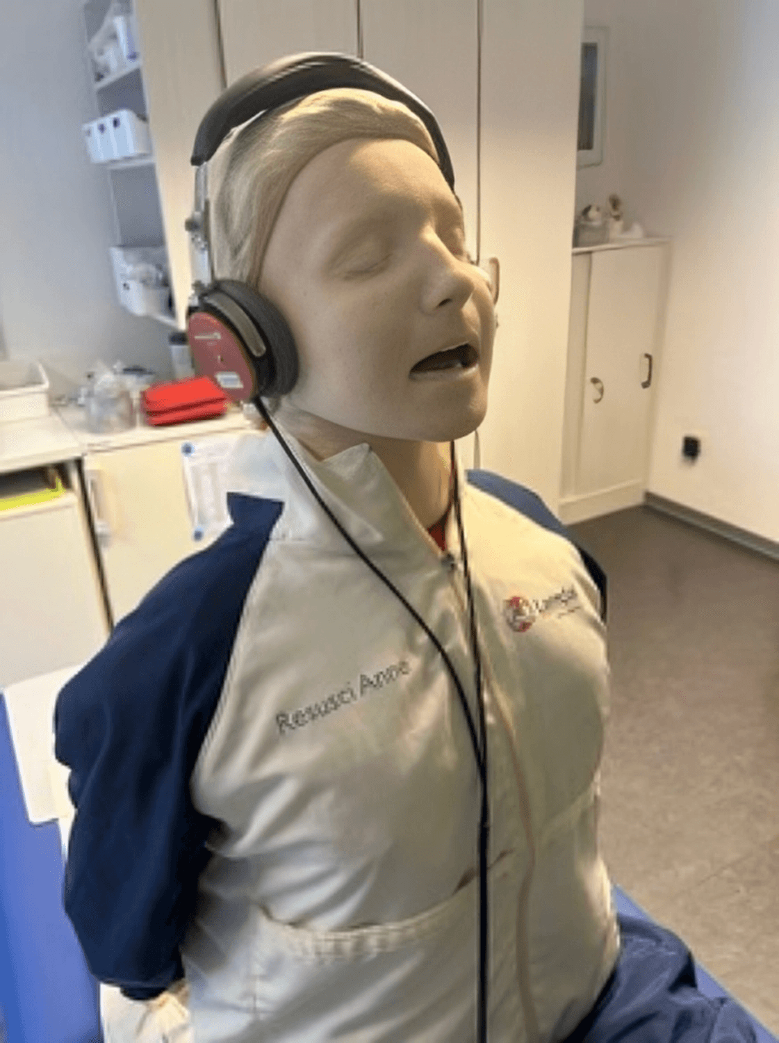 Nahaufnahme eines Trainingsphantoms mit Feedback-Einheit am Kopfhörerbügel