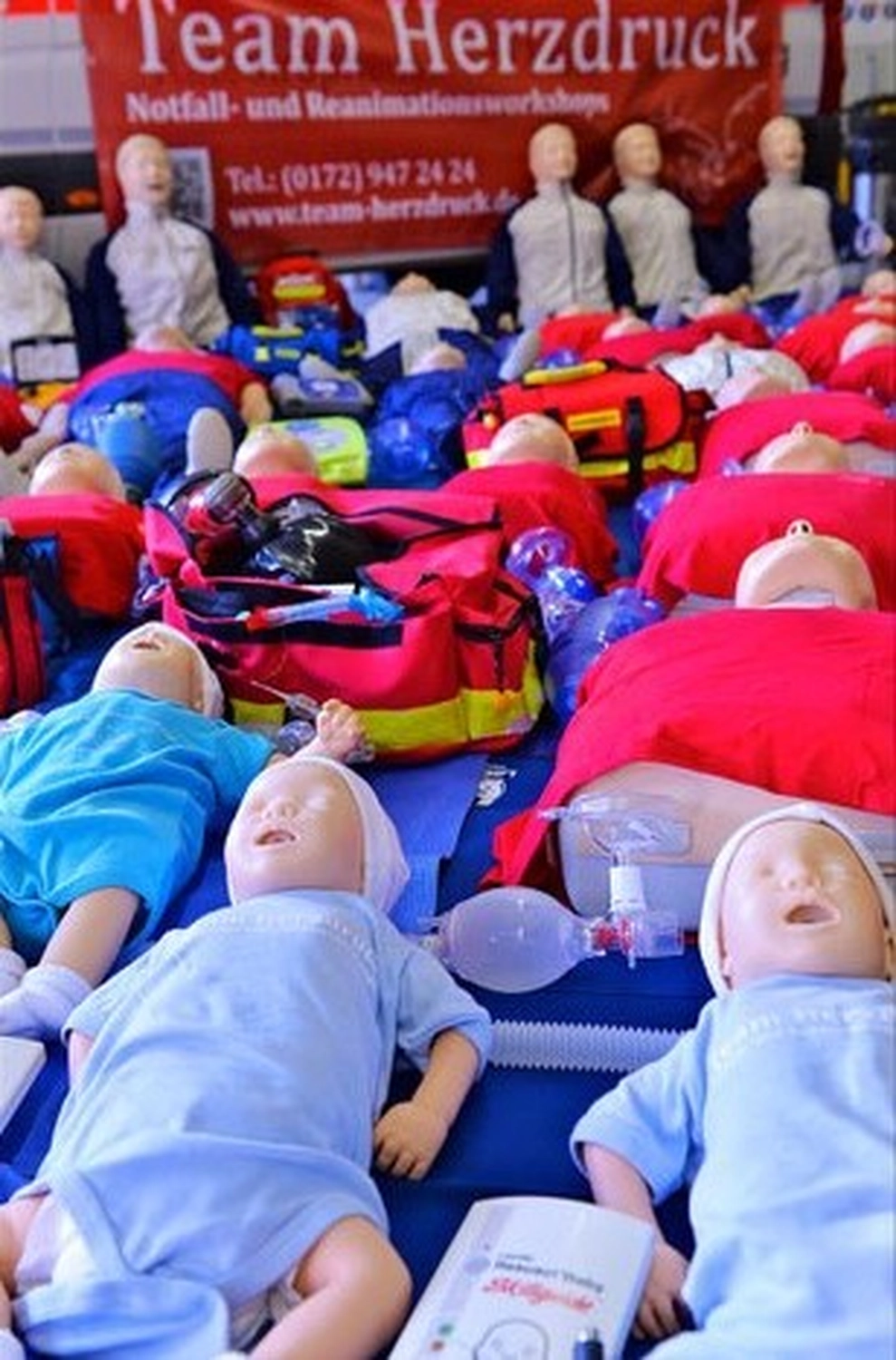 Team Herzdruck – Notfallworkshops – Dieses Bild zeigt eine medizinische Simulationspuppe, die in der Pflege- und medizinischen Ausbildung verwendet wird.