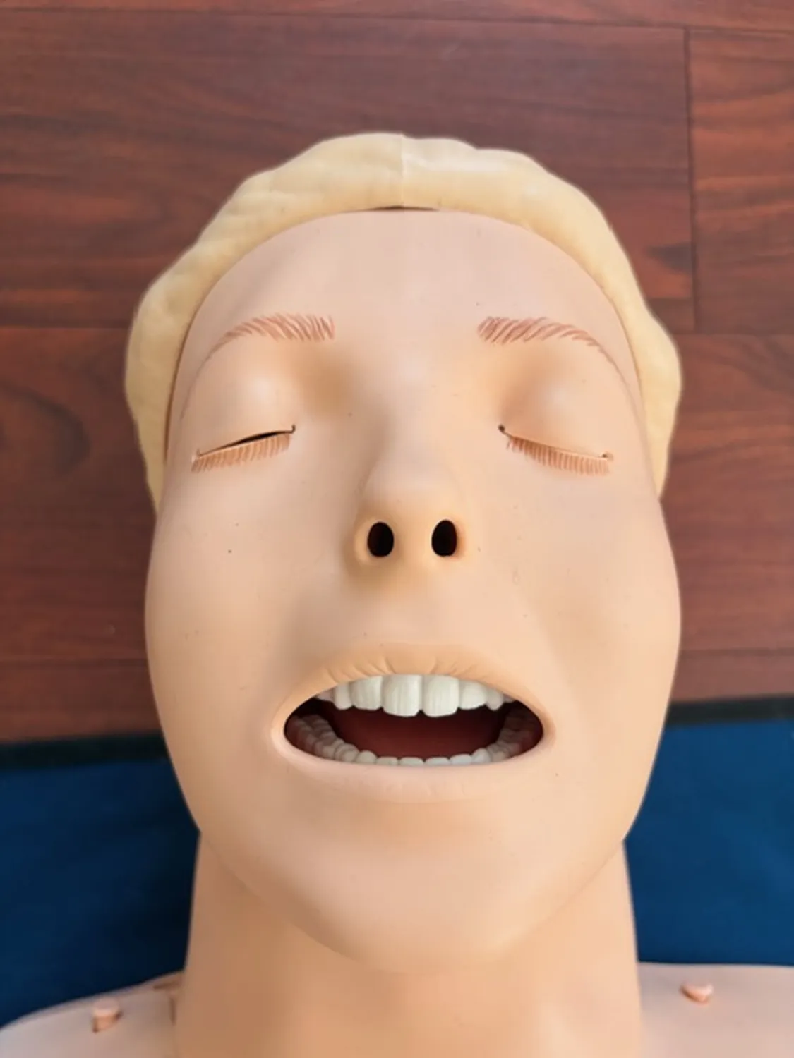 Team Herzdruck – Notfallworkshops – Dieses Bild zeigt eine Person, die die Herz-Lungen-Wiederbelebung (HLW) an einer Übungspuppe übt.