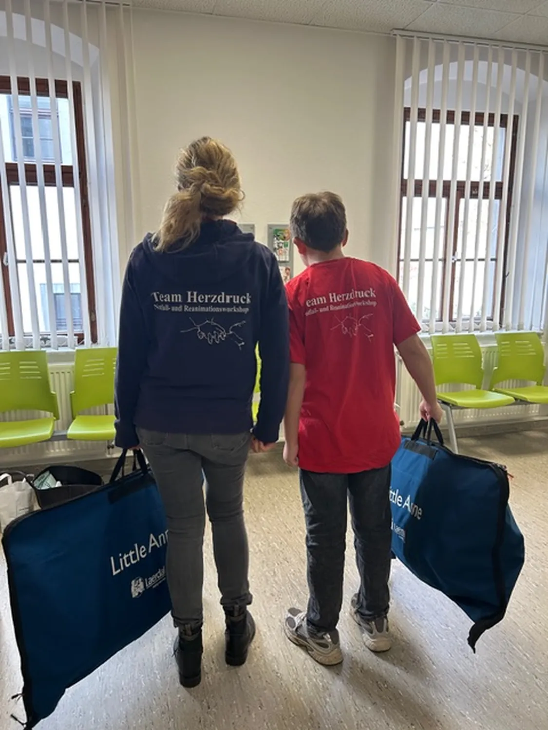 Team Herzdruck – Notfallworkshops – Dieses Bild zeigt medizinisches Fachpersonal beim Training an einer HLW-Übungspuppe zur Verbesserung ihrer Reanimationstechniken.